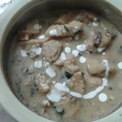 A picture of Chicken Florentine.