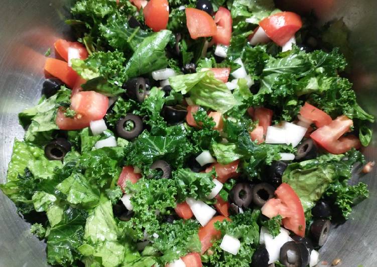 Kale and romaine lettuce salad