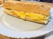 Una foto de bocadillo de tortilla francesa