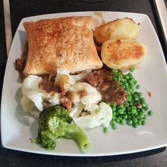 Slow cooked beef & kidney pie (the cheating way) A picture of Slow cooked beef & kidney pie (the cheating way).