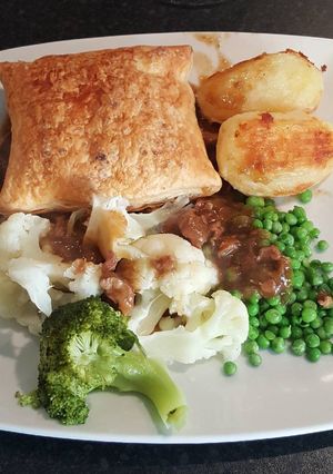 A picture of Slow cooked beef & kidney pie (the cheating way).