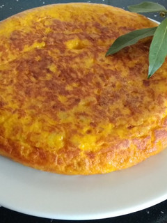 Una foto de Tortilla de patatas con huevos camperos