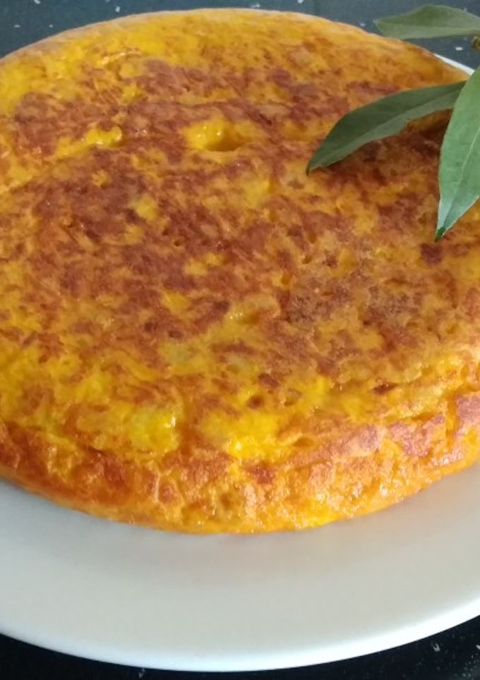 Una foto de Tortilla de patatas con huevos camperos