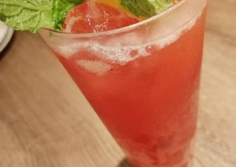 How to Make Homemade Strawberry Drink