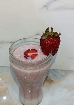 A picture of Strawberry Lassi.