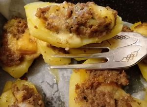 Foto di Patate ripiene con carne macinata e scamorza affumicata