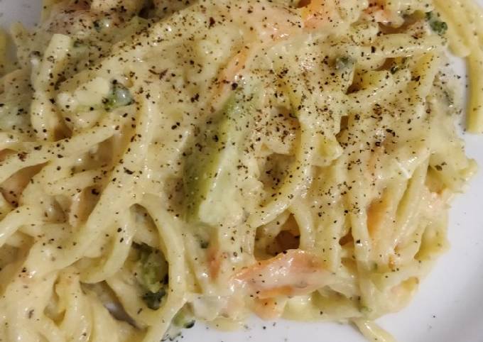 Steps to Make Homemade Creamy smoked fish spaghetti