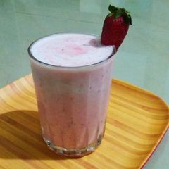 A picture of Strawberry Lassi.