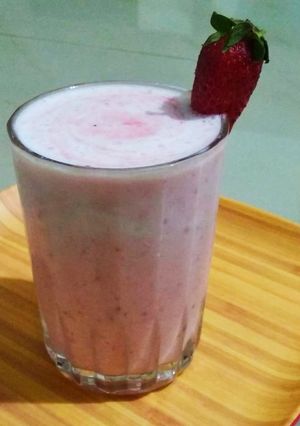A picture of Strawberry Lassi.