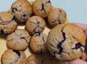 Una foto di muffin con mirtilli