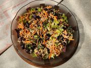 Una foto de ensalada de atún y pasas