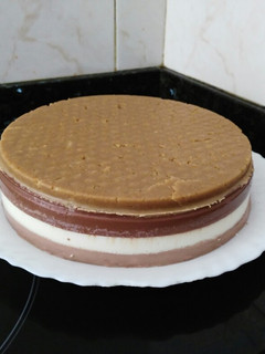 Una foto de Tarta fría de tres chocolate con coco
