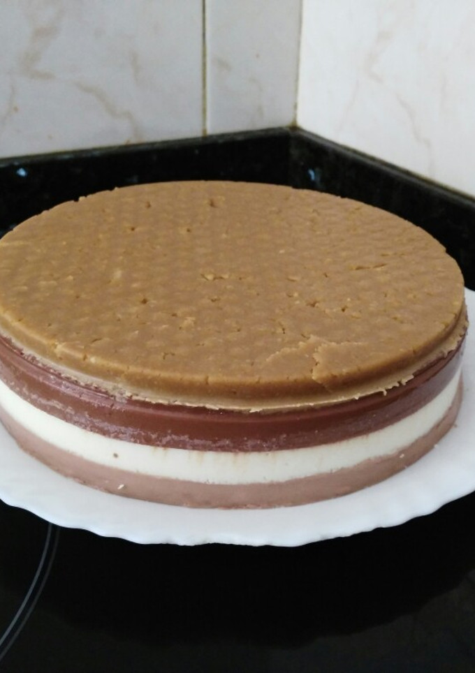 Una foto de Tarta fría de tres chocolate con coco