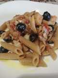 Penne Integrale, Spigola Pomodori Freschi Olive Nere e Capperi