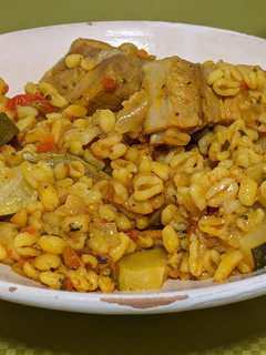 Una foto de Trigo tierno con costillas al curry con leche de coco