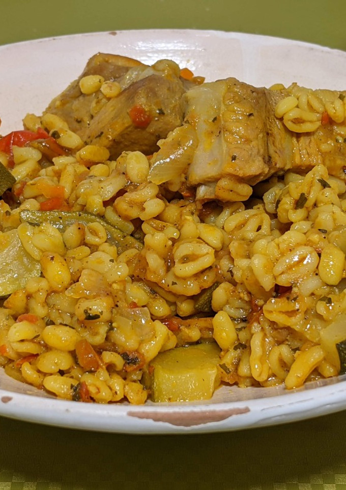 Una foto de Trigo tierno con costillas al curry con leche de coco