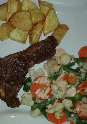 A picture of Lamb chop & veggies.
