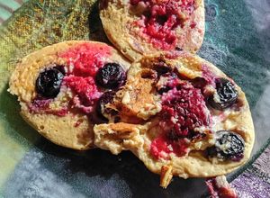 Una foto de Pancakes de frutos rojos 🥞🍓🫐