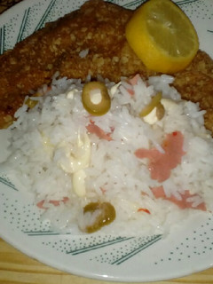 Una foto de Milanesas de suprema de pollo con arroz.🍴💁
