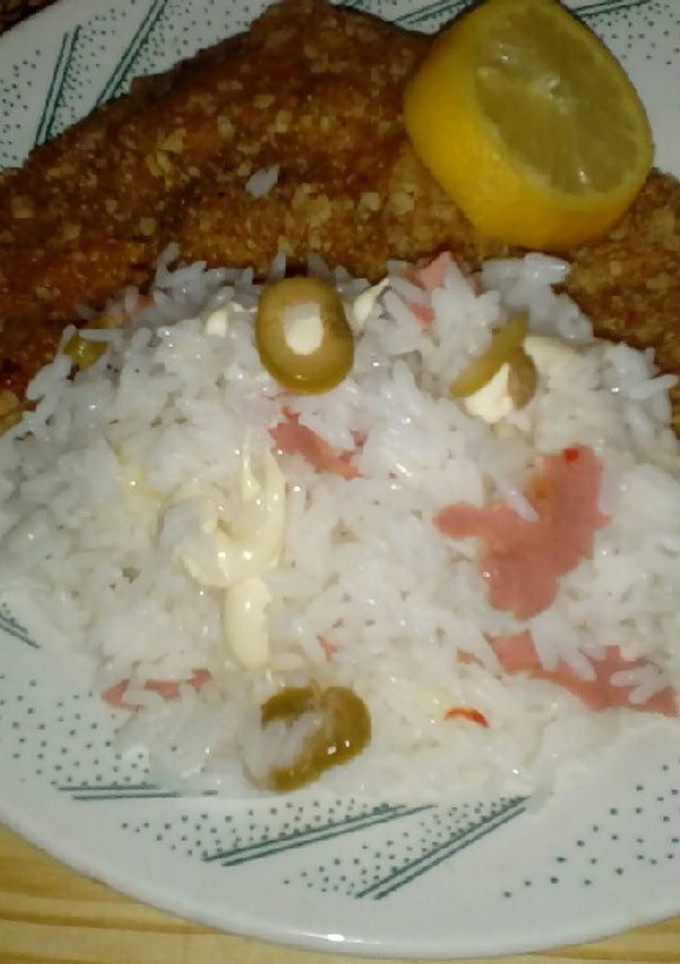 Una foto de Milanesas de suprema de pollo con arroz.🍴💁