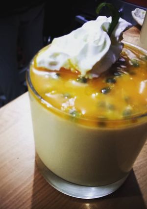 Una foto de Mousse de maracuyá