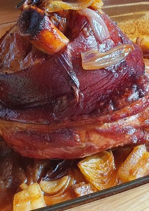 O poză a rețetei Ciolan de porc cu bere la cuptor.