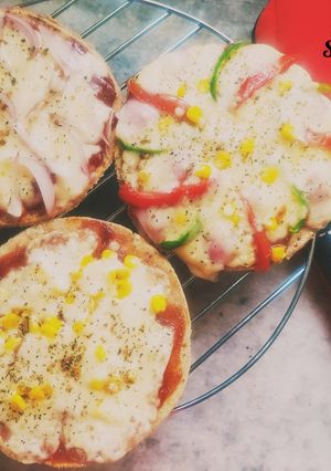 ભાખરી પીઝા (Bhakhari Pizza Recipe in Gujarati) રેસીપી મુખ્ય ફોટો