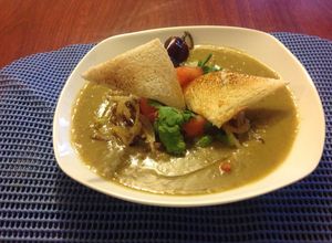 Una foto de Arvejas con cebolla frita y tomate