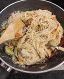 Rice noodles με φρεσκοκομμένα λαχανικά με curry paste