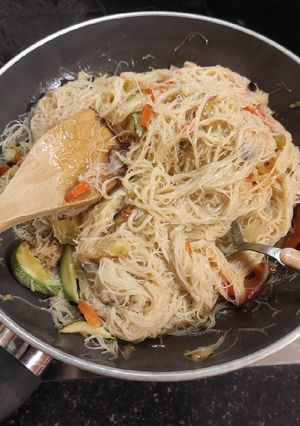 Φωτογραφία της συνταγής Rice noodles με φρεσκοκομμένα λαχανικά με curry paste