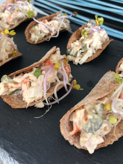 Una foto de Tartaletas rellenas de merluza, surimi y germinados de rabanitos