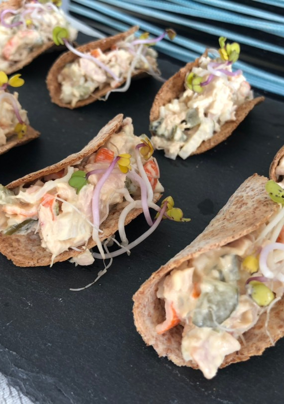 Una foto de Tartaletas rellenas de merluza, surimi y germinados de rabanitos