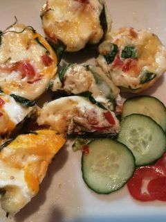 Spenótos-mozzarellás tojásmuffin paradicsommal és fokhagymával recept fotója