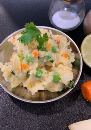 વેજ ઉપમા (Veg Upma Recipe In Gujarati) રેસીપી મુખ્ય ફોટો