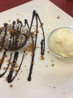 Una foto de Coulant de chocolate 🍫 negro con helado 🍦 de vainilla