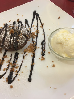 Una foto de Coulant de chocolate 🍫 negro con helado 🍦 de vainilla