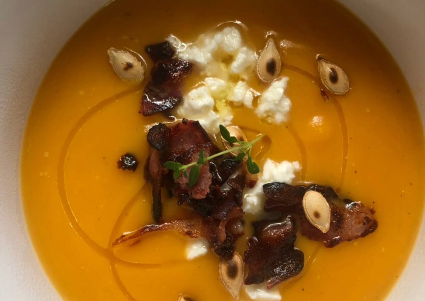 Crema de calabaza con topping de bacon crujiente y queso fresco