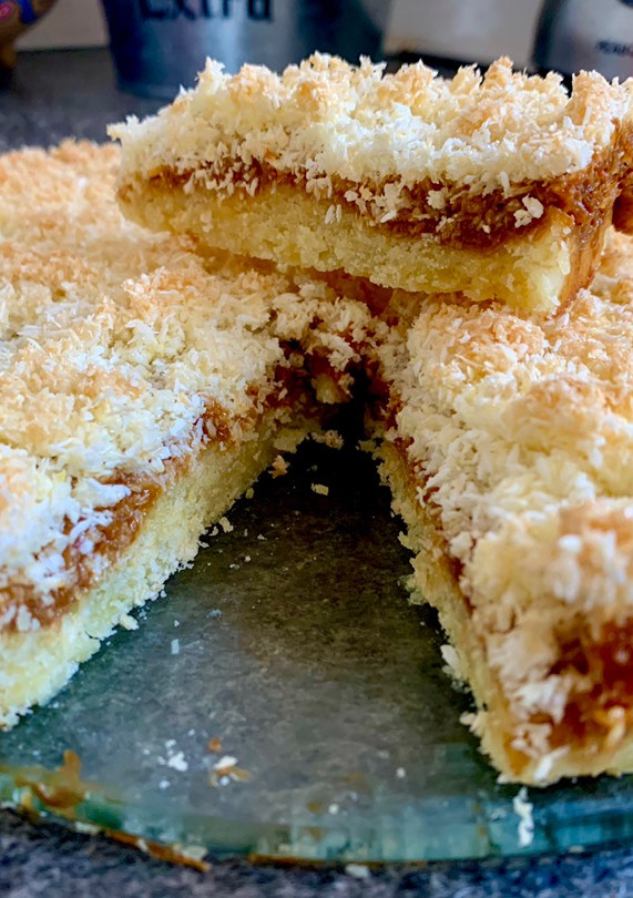 Una foto de Tarta de coco y dulce de leche 🥥