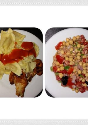 Una foto de Tortelini con alitas de pollo adobadas o ensalada garbanzos