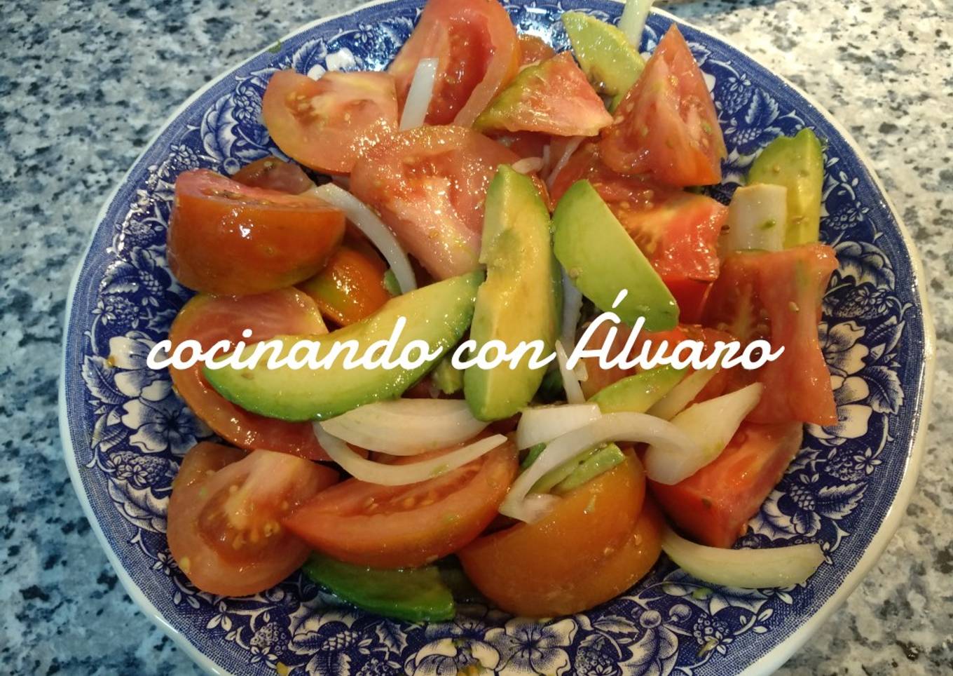 Ensalada de tomate, aguacate y cebolla