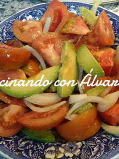 Una foto de Ensalada de tomate, aguacate y cebolla
