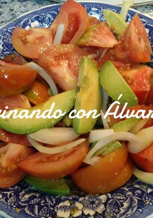 Una foto de Ensalada de tomate, aguacate y cebolla