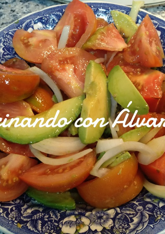 Una foto de Ensalada de tomate, aguacate y cebolla