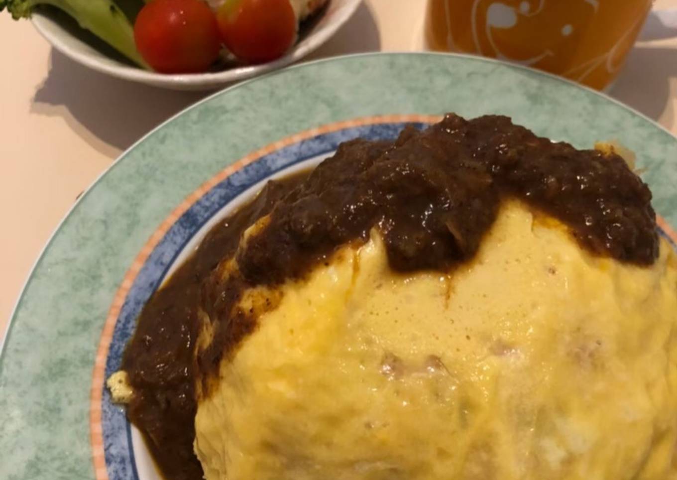Tortilla de arroz relleno con salsa demiglace Japonés OMURAIS🇫🇷🇺🇾🇯🇵デミグラスソースのオムライス