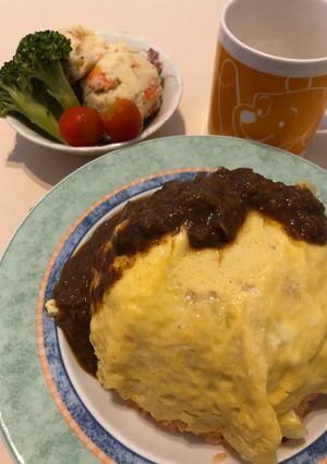 Una foto de Tortilla de arroz relleno con salsa demiglace Japonés OMURAIS🇫🇷🇺🇾🇯🇵デミグラスソースのオムライス