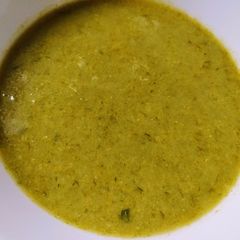 A picture of Leek soup with cream and curry.