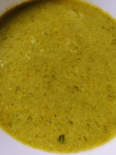 A picture of Leek soup with cream and curry.