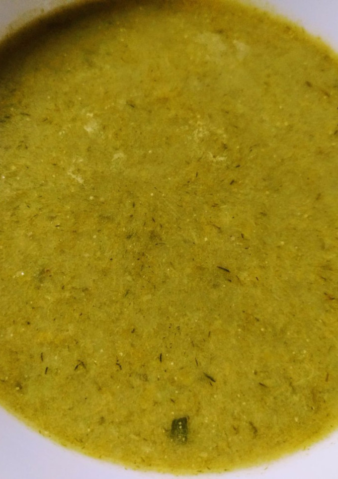 A picture of Leek soup with cream and curry.