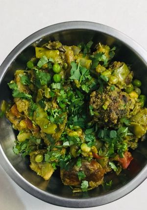 ઊંધિયું (Undhiyu Recipe In Gujarati) રેસીપી મુખ્ય ફોટો
