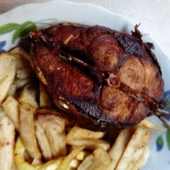 A picture of Yam chips and fried fish.